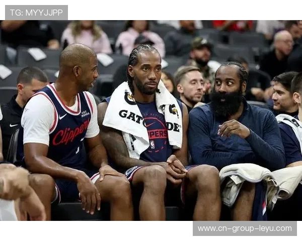 快船三巨头磨合不顺，队内氛围堪忧，快船三巨头时期阵容