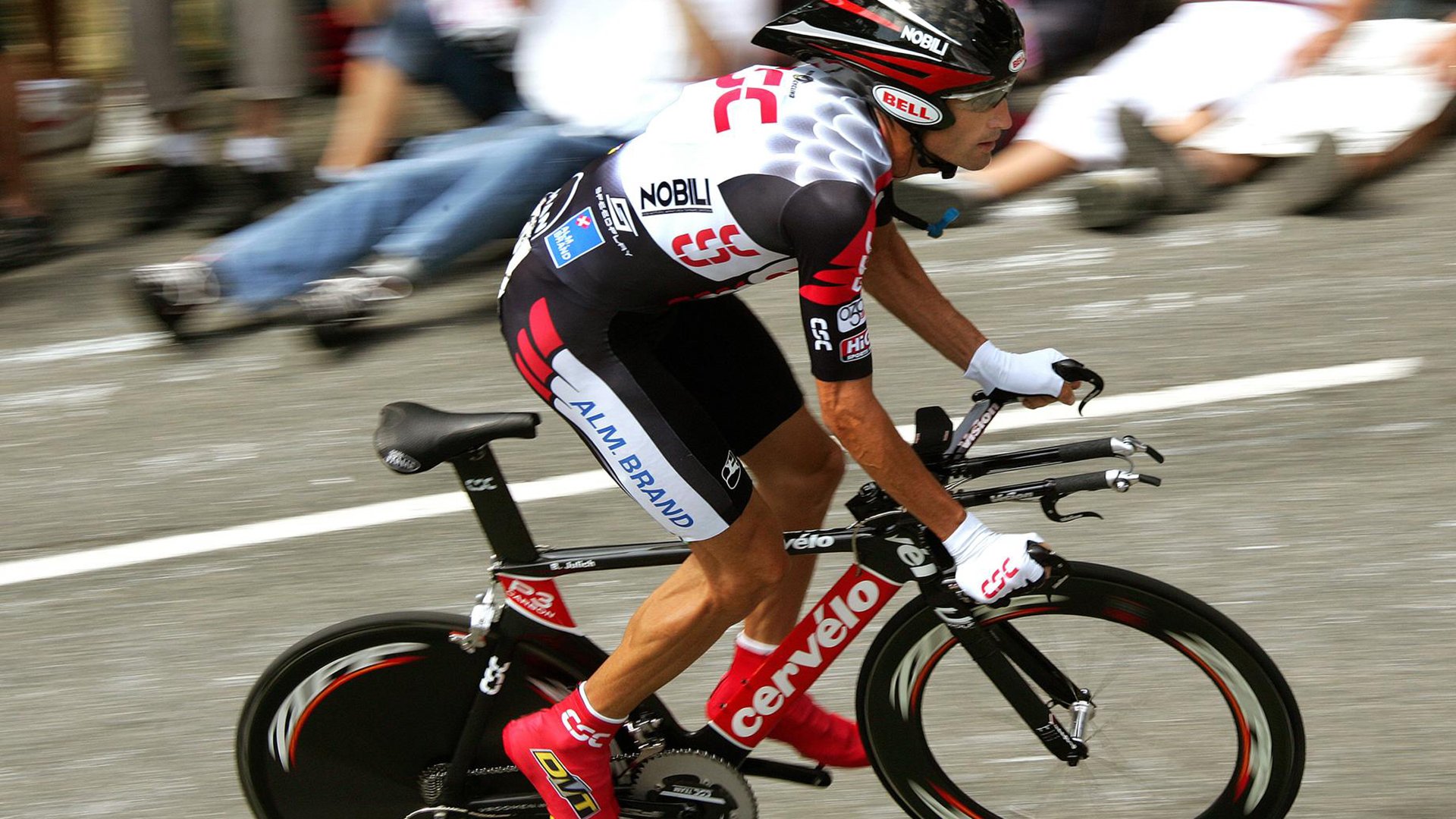 “快艇冲浪：东三叉湖赛场极速对决，飞驰水面成焦点”